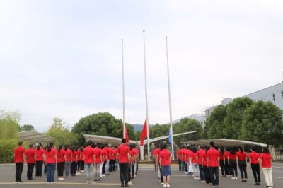 迎国庆 铭初心 bibo必博医药举行国庆升旗宣誓仪式